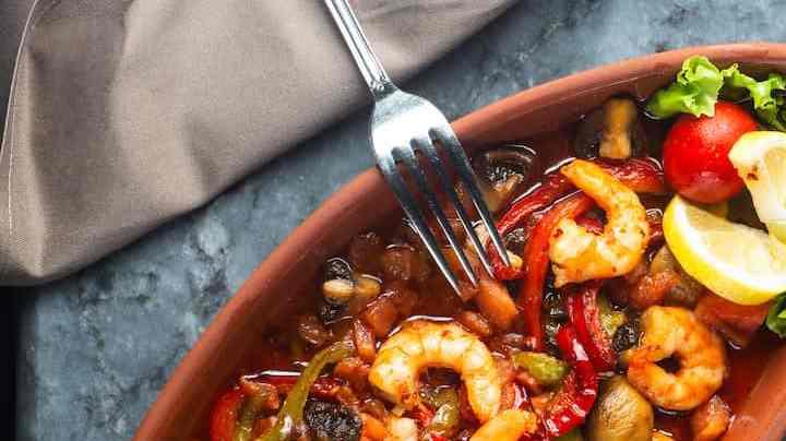 plato con salsa cajún casera