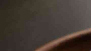 recipiente con salsa de espinacas