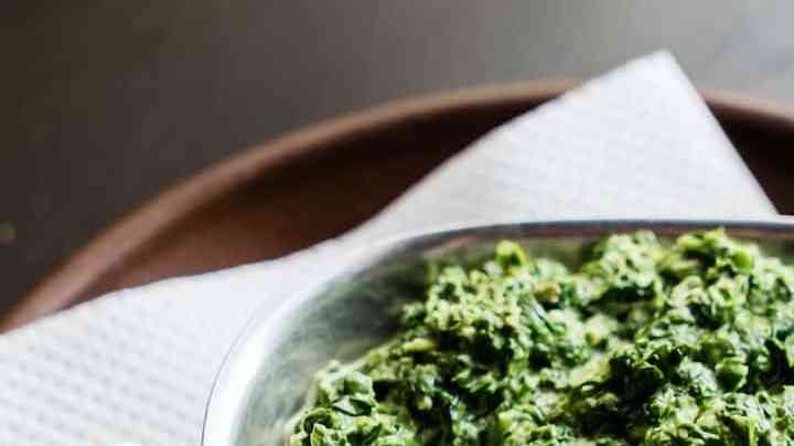 recipiente con salsa de espinacas