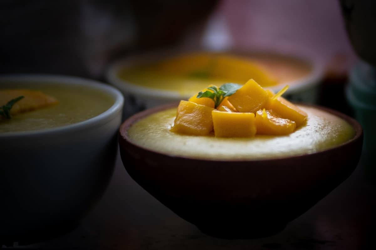 plato con salsa de mango