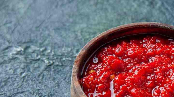 recipiente con salsa marinera