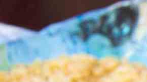 plato con sopa de bolas de verde