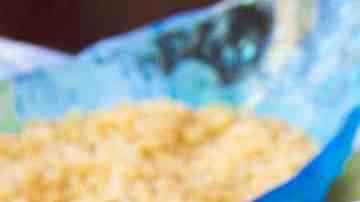 plato con sopa de bolas de verde