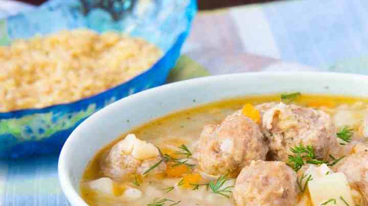plato con sopa de bolas de verde