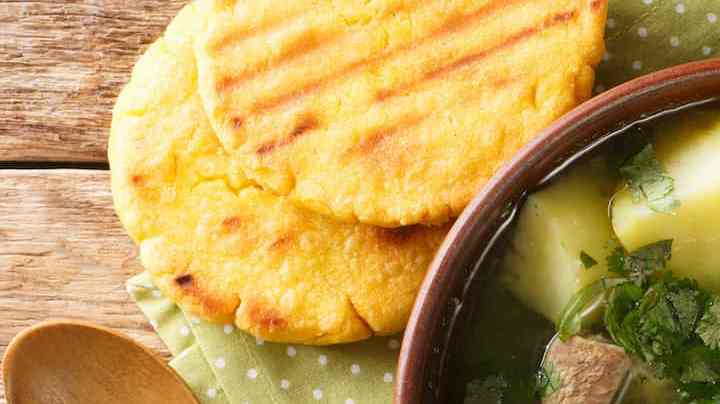 plato con sopa de costilla