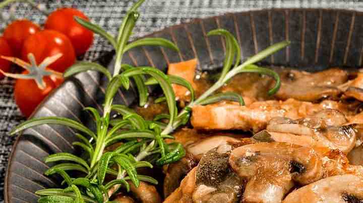 plato con chuletas de cerdo en salsa de champiñones