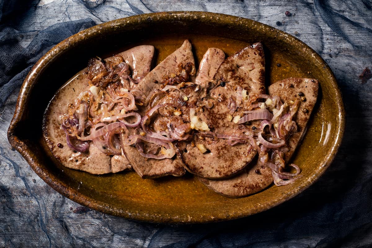 plato con hígado encebollado