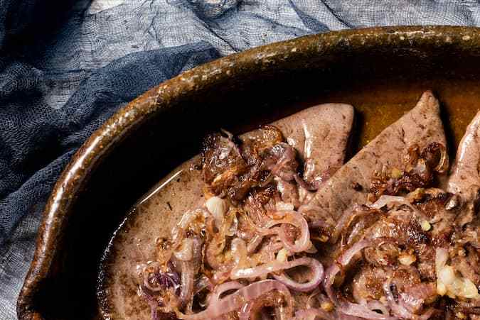 plato con hígado encebollado