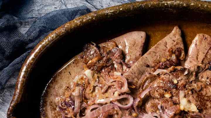 plato con hígado encebollado