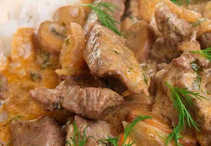 ternera con setas acompañada con arroz blanco