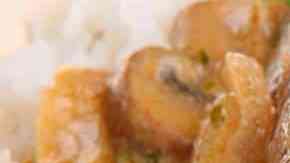 ternera con setas acompañada con arroz blanco