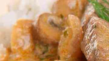 ternera con setas acompañada con arroz blanco