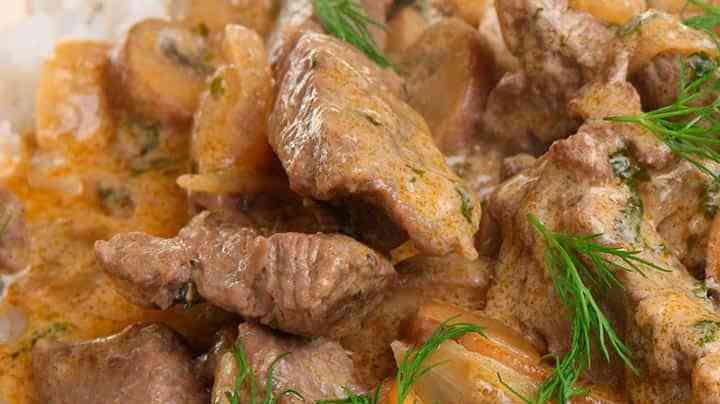 ternera con setas acompañada con arroz blanco