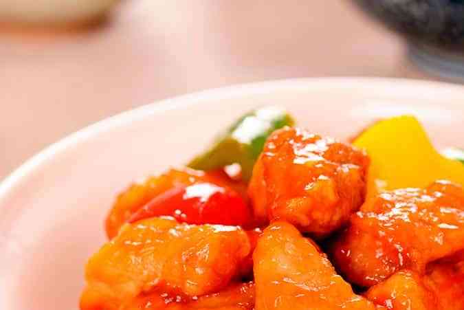 plato con delicioso cerdo agridulde chino casero