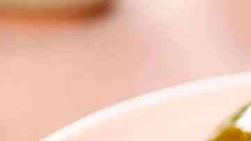 plato con delicioso cerdo agridulde chino casero