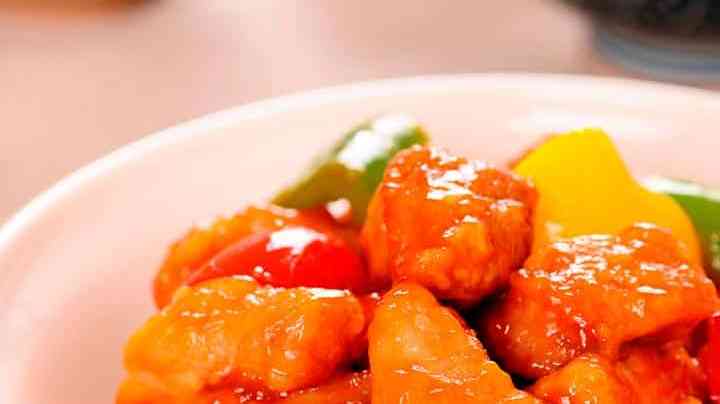 plato con delicioso cerdo agridulde chino casero
