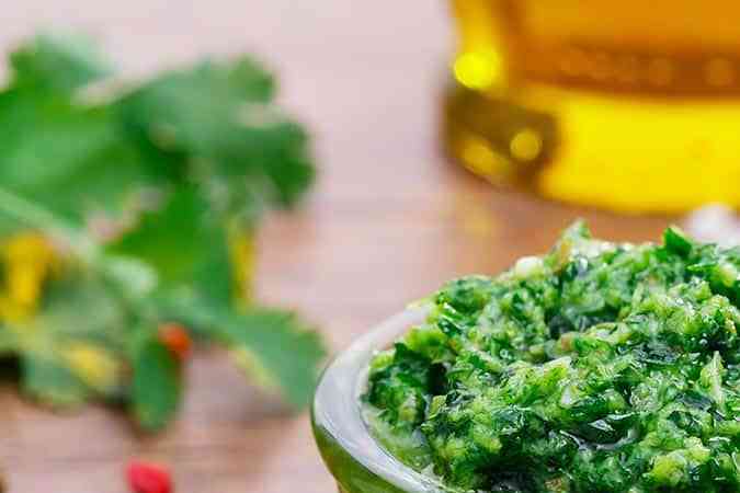 un recipiente de vidrio con salsa de perejil casera