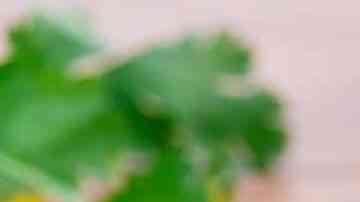 un recipiente de vidrio con salsa de perejil casera