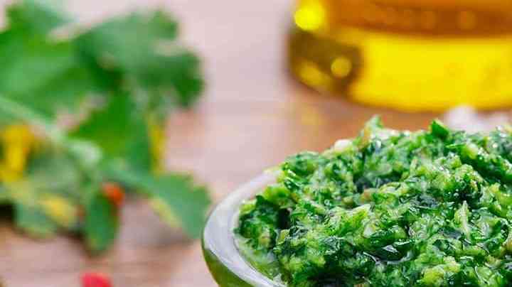 un recipiente de vidrio con salsa de perejil casera