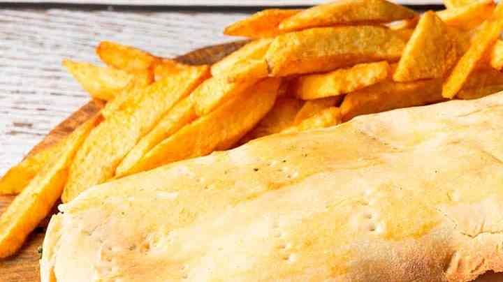 sandwich de milanesa con papas fritas