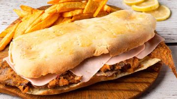 sandwich de milanesa con papas fritas