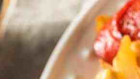 plato con salchipapas