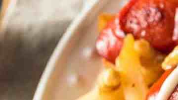 plato con salchipapas