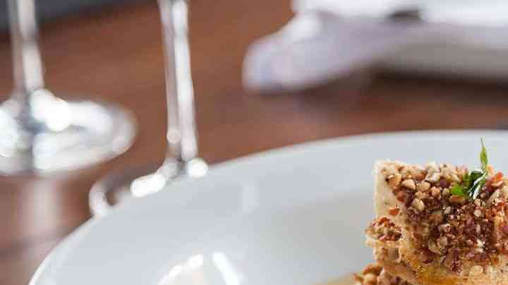 filete de pescado bañado en salsa de almendras