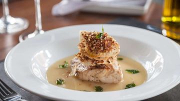 filete de pescado bañado en salsa de almendras