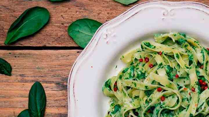 plato de pasta con salsa florentina
