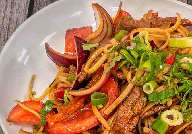 plato de tallarines saltados peruanos