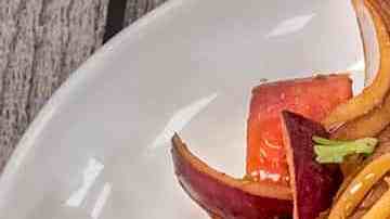 plato de tallarines saltados peruanos