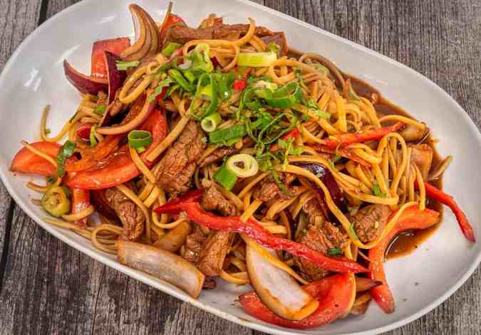 plato de tallarines saltados peruanos