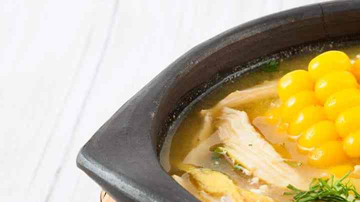 plato con sopa ajiaco de Colombia