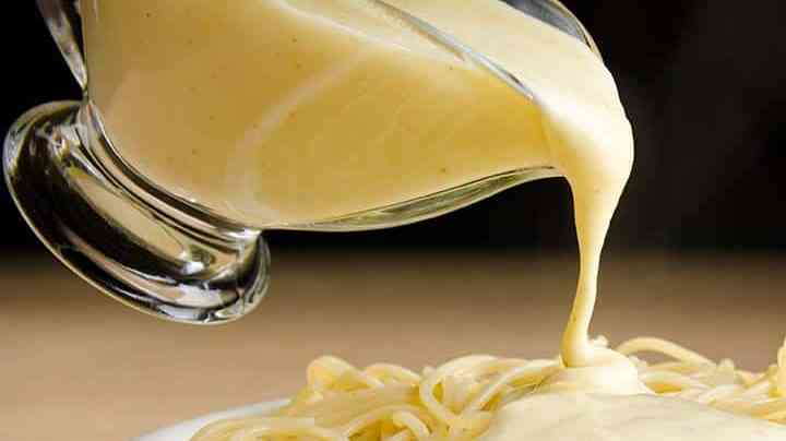 plato de espaguetis con salsa blanca