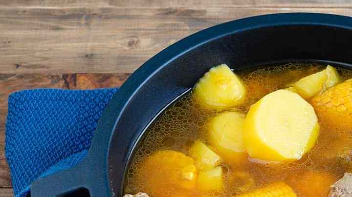 olla con sancocho colombiano casero