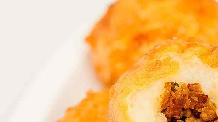 plato con papas rellenas colombianas