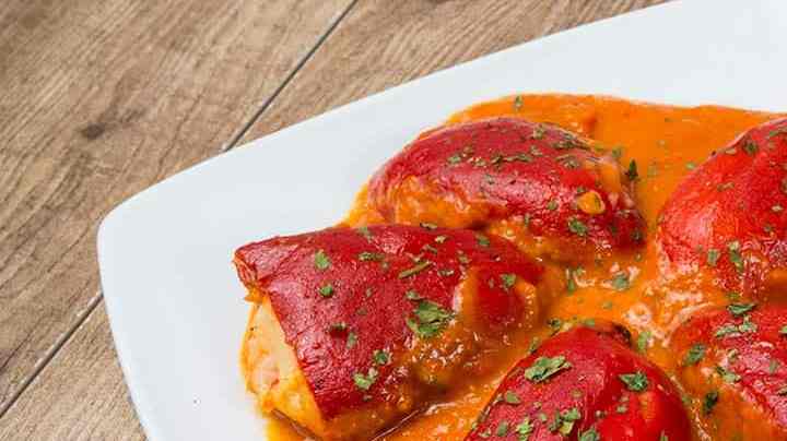 pimientos de piquillo rellenos con su salsa