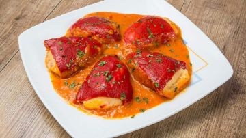 pimientos de piquillo rellenos con su salsa