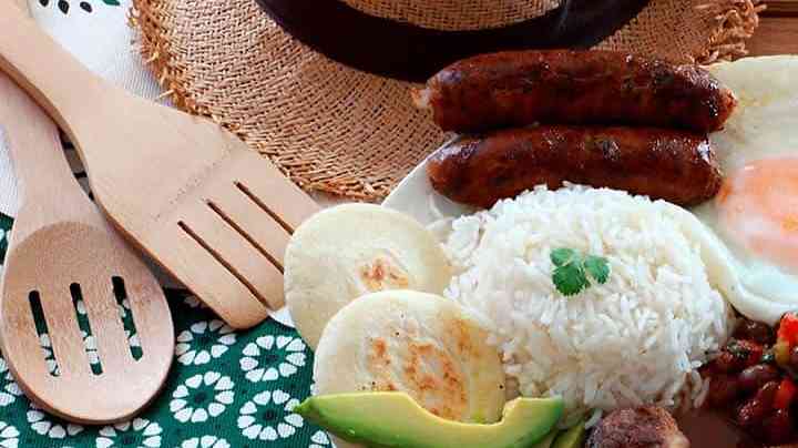 plato de bandeja paisa colombiana
