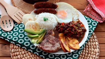 plato de bandeja paisa colombiana