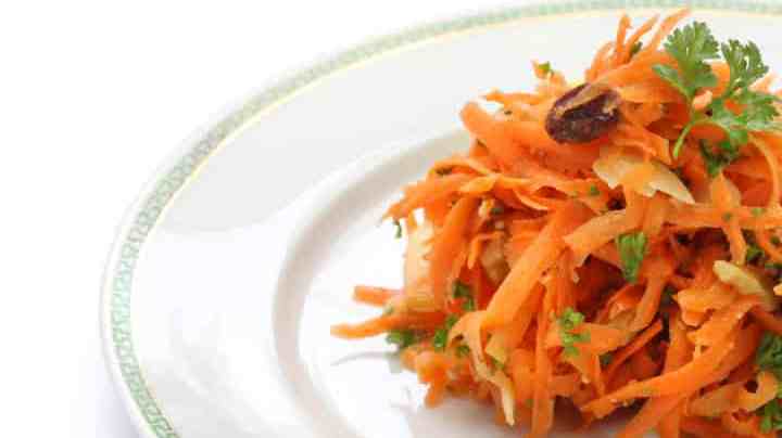 plato con ensalada de zanahoria rallada