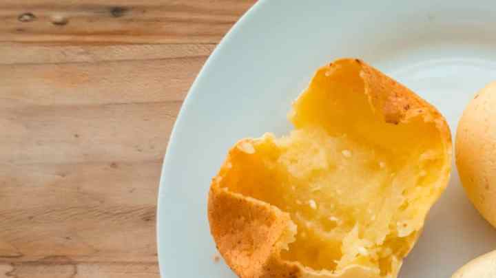 plato con pandebono casero