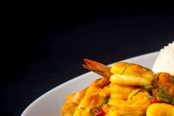 Plato con pescado a lo macho y arroz blanco