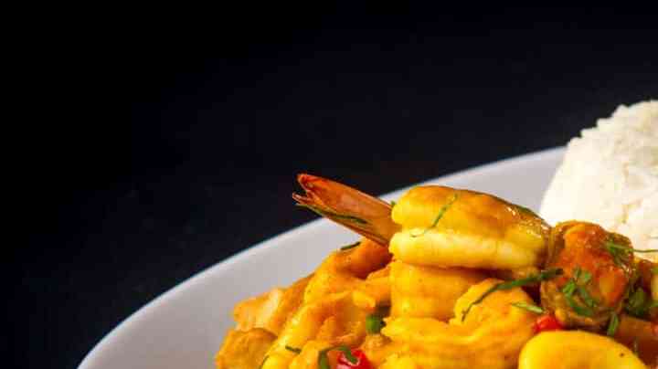 Plato con pescado a lo macho y arroz blanco