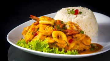 Plato con pescado a lo macho y arroz blanco