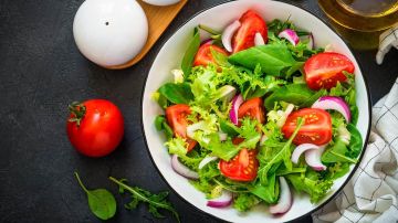 ensalada de lechuga y tomate