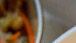 un bol con ensalada de surimi casera