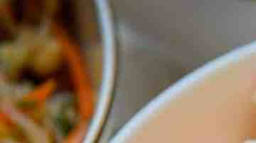 un bol con ensalada de surimi casera