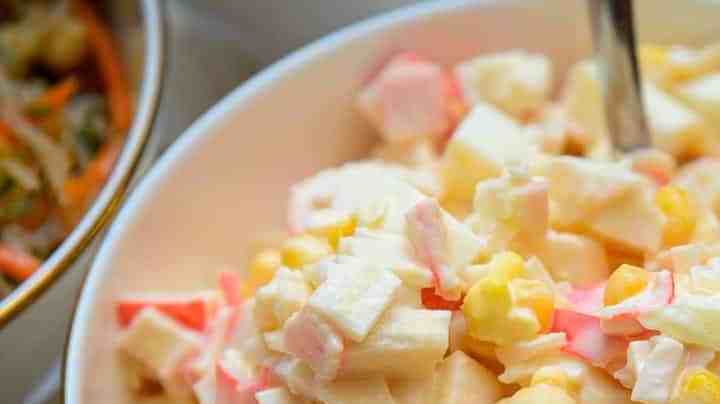 un bol con ensalada de surimi casera